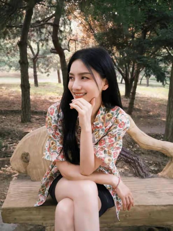 股票配资平台最新 50岁胡可凭啥越穿越嫩？花衬衫配短裤太绝，普通女人也能学